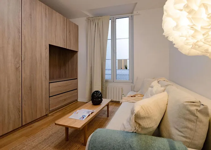 De Charme Republique パリ